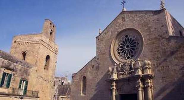 Manifesti anticlericali sulla Basilica di Otranto: denunciato l'autore