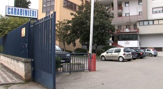 «Aiuto, c'è un uomo nudo in casa»: squilibrato aggredisce medici e Carabinieri