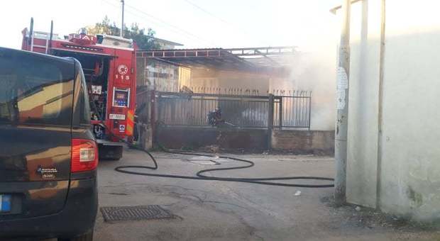 Incendio nel Napoletano: brucia deposito, colonna di fumo nero sulla circumvallazione esterna