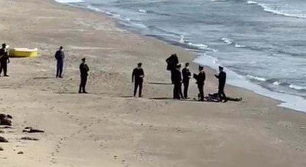 Bacoli, uomo di 57 anni trovato morto sulla spiaggia