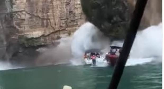 Scogliera crolla nel lago sulle barche dei turisti: almeno 7 morti e 3 dispersi