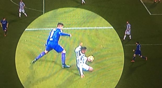 Fiorentina-Juventus 0-2, sorpasso al Napoli tra le polemiche: rigore tolto ai viola per fuorigioco dubbio