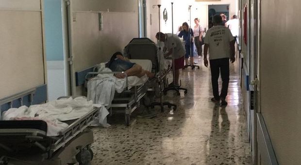 Ospedali Napoli, pazienti record: in corsia il ritorno delle barelle