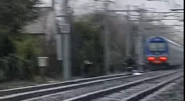Attraversa i binari, travolta dal treno: 23enne vicentina morta sul colpo, gli agenti: «Tragico gesto volontario»