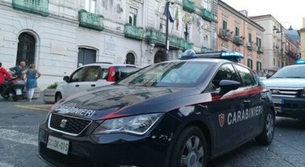 Botte e minacce ai nonni per avere denaro, 28enne arrestato nel Napoletano