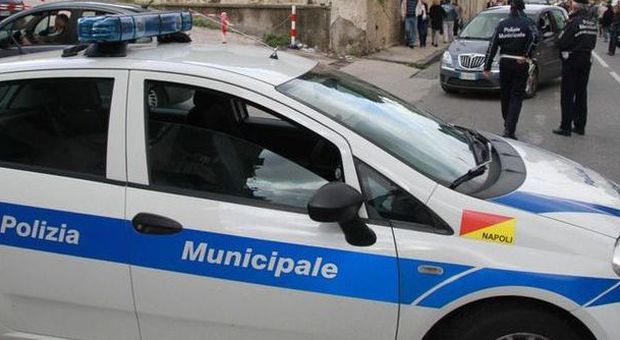 Napoli, due agenti della polizia municipale sospesi su richiesta della procura