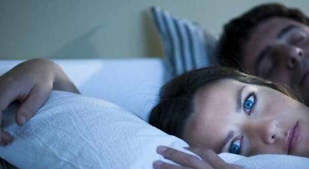 Caldo rovente e problemi di sonno per milioni di persone: ecco alcune strategie per dormire al meglio