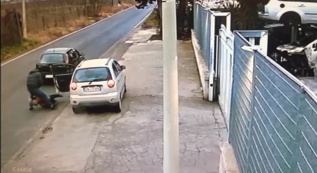 Tenta di bloccare i rapinatori: donna trascinata per metri sull'asfalto