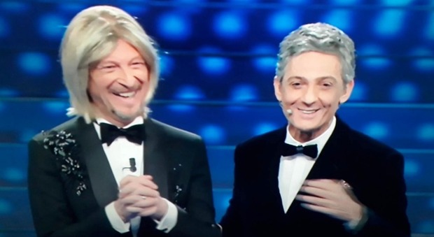Sanremo 2020, Amadeus apre vestito da Maria De Filippi. Poi Fiorello rivela: «Ci hanno chiesto di fare il Sanremo bis»