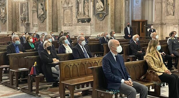 Comunali a Napoli, i candidati a sindaco al Duomo per la benedizione di San Gennaro