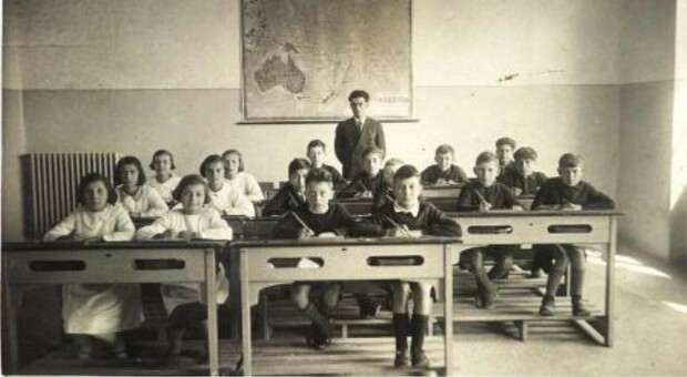 Giorgio Caproni in classe con i suoi alunni