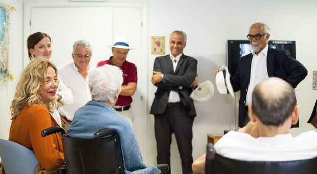 Sabaudia, Simona Izzo in visita ai degenti della Residenza sanitaria San Raffaele