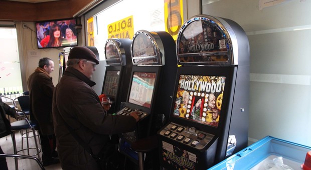 Anziani sempre più malati di gioco, uno su due investe nell'azzardo
