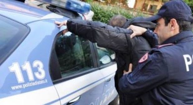 Roma, rapinano il Todis: rincorsi e bloccati dai passanti vengono consegnati alla polizia