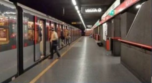 «Riapre Spagna», ma il consigliere M5S posta la foto della metro di Milano