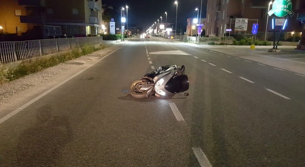 Lo scooter sull'asfalto di Marotta dopo l'incidente