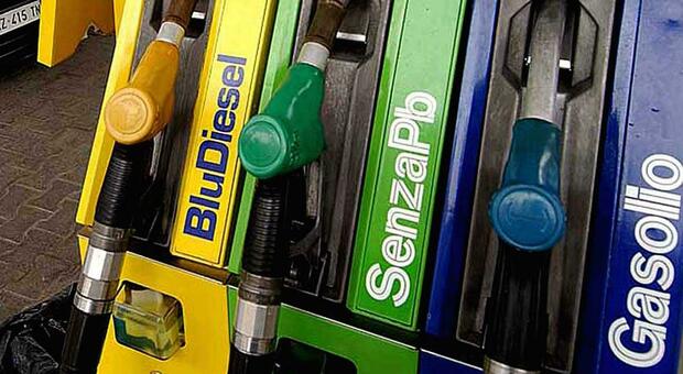 Caro benzina, prezzi in rialzo record tornano ai livelli di un anno, l'Unione consumatori: «Speculazione» Male anche elettricità e gas