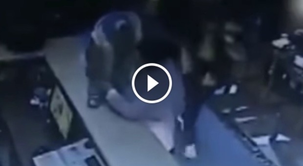 Cameriera rapisce un bimbo al ristorante: ecco la scena ripresa dalle telecamere