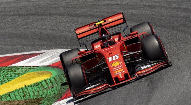 Leclerc su Ferrari conquista la pole in Austria, Hamilton secondo poi penalizzato al 5°. Problemi all'auto, Vettel è nono