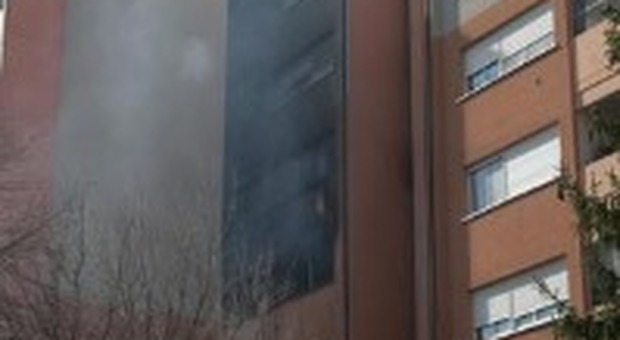 Milano, rogo in un appartamento Aler: morte madre e figlia di 80 e 52 anni, 24 persone sgomberate