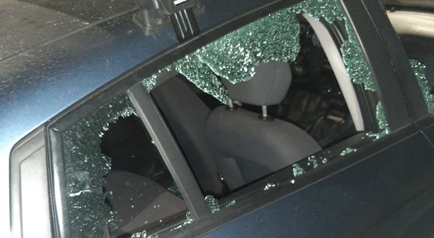 Ponticelli, distrutti i vetri di un'auto nei pressi della villa comunale