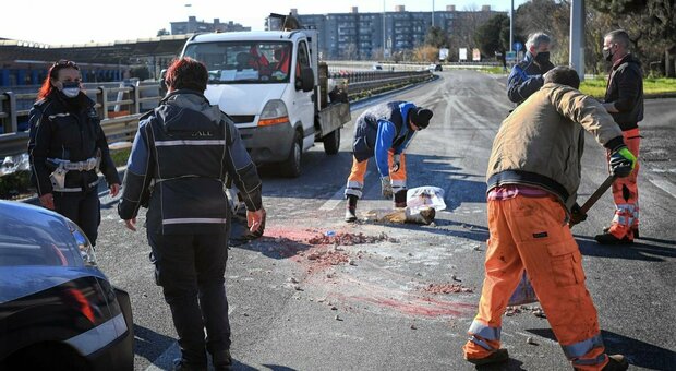 Roma, ghiaccio sulla strada: morto 38enne caduto in scooter sulla Tiburtina