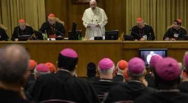 Sinodo, i vescovi si spaccano: "Accogliere i gay, no analogie tra matrimoni e unioni omosessuali"