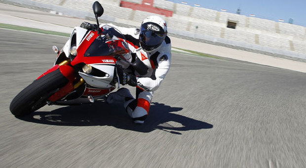 La Yamaha R1 modello 2012 impeganta sul circuito di Valencia