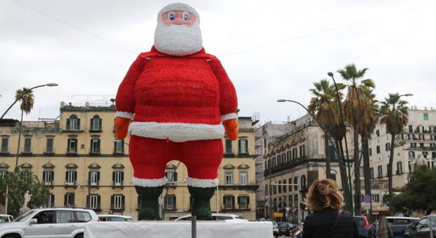 Napoli, mega Babbo Natale in piazza Vittoria: selfie-mania e commenti ironici