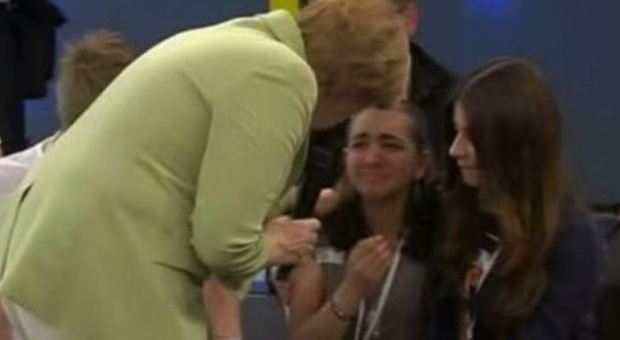 Bimba palestinese in lacrime con la Merkel. Il lieto fine: può restare in Germania