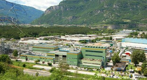 Allarme chimico in Trentino, fuga di sostanza anti batterica da azienda farmaceutica: popolazione chiusa in casa