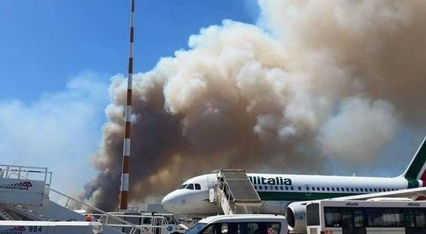 Vasto incendio a Fiumicino, il fumo arriva all'aeroporto: Alitalia blocca i decolli
