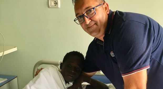 Sta bene Mohammed, il 13enne colpito dal fulmine: l'abbraccio con il medico che lo ha salvato