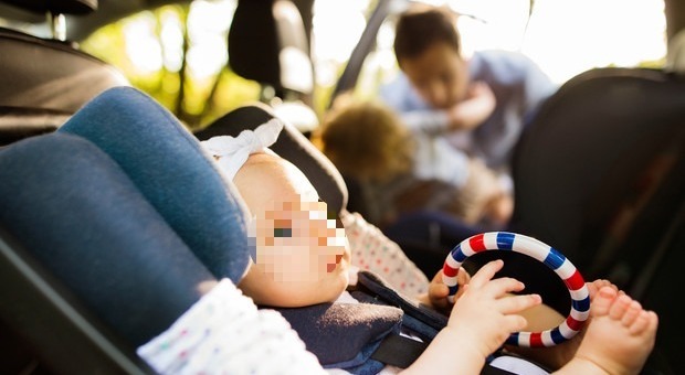 Babysitter lascia in auto sette bimbi e va a fare shopping: il più grande (di 4 anni) chiama la polizia