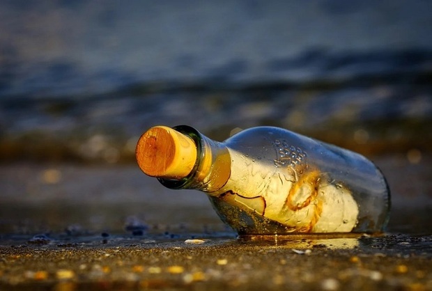 Portogallo, giovane trova una bottiglia con dentro un messaggio partita dall'Atlantico