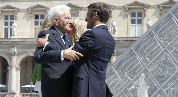 Mattarella e Macron davanti al Louvre