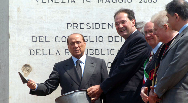Silvio Berlusconi con l'ex presidente del Veneto Giancarlo Galan alla posa della prima pietra del Mose