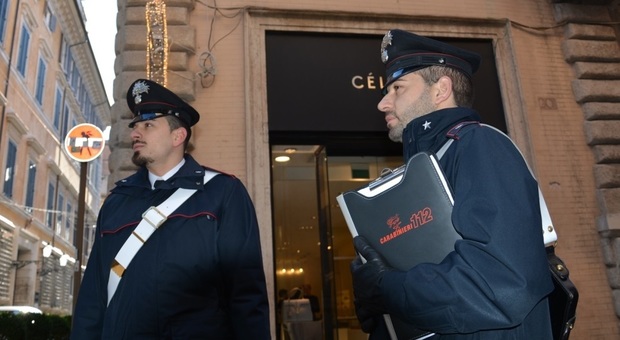 Roma, turisti lasciano borse su bus privato: l'autista usa carte credito per fare shopping