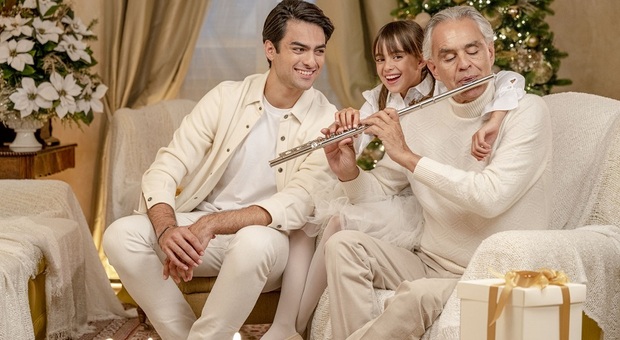 Andrea Bocelli, Matteo e Virginia per la prima volta insieme nel disco di Natale: «Uniti e complici, ma non siamo la famiglia del Mulino Bianco»