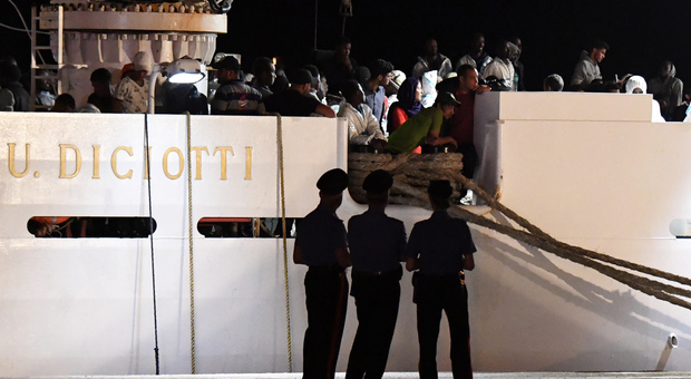 Sbarcati oltre 500 migranti a Pozzallo: nel naufragio morta una donna incinta e una mamma con la neonata