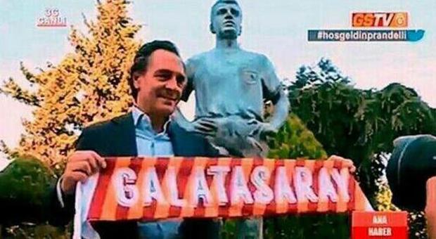 "Benvenuto Cesare": Prandelli a Istanbul abbraccia la sciarpa del Galatasaray