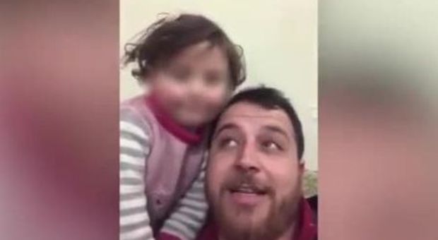 Selva, la bimba siriana che rideva sotto le bombe è salva: fuggita in Turchia insieme alla sua famiglia