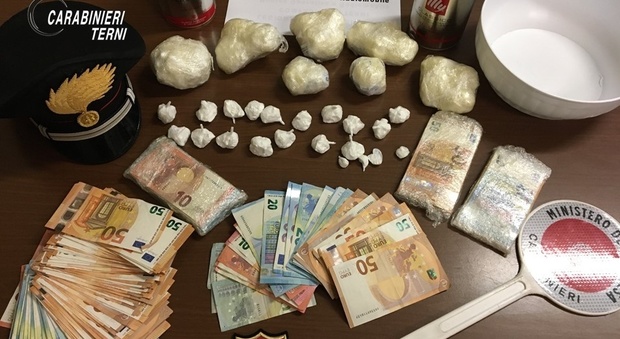 Terni, 150 mila euro di cocaina in casa, albanese arrestato dopo la fuga dalla finestra