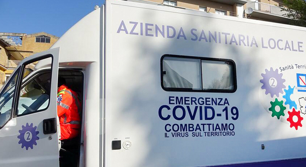 Covid a Salerno, Ruggi sotto stress: ambulanze in coda con i malati dentro