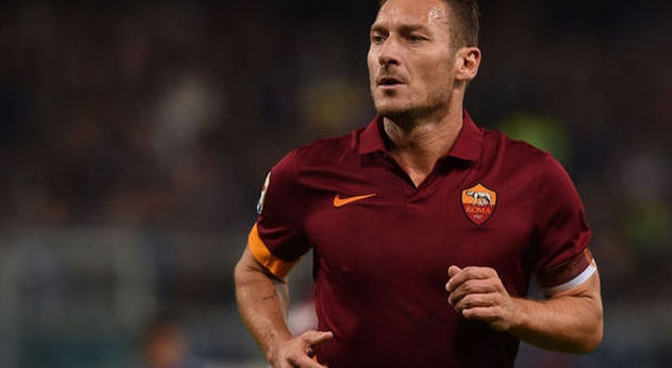 Roma, slitta il rientro in campo di Totti: l'appuntamento si sposta al derby