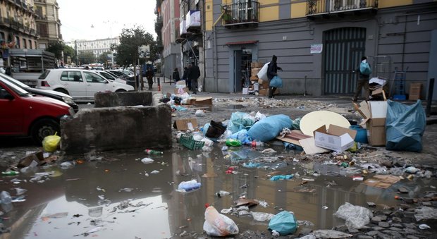 Nudo e insanguinato con una sedia tra le mani: clochard semina il terrore nei pressi di Napoli Centrale