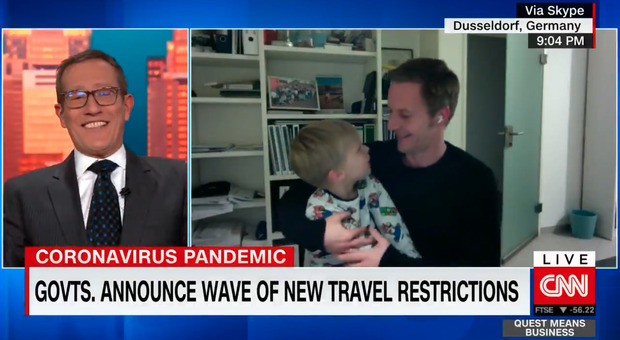 Il Ceo di Trivago in diretta con la CNN, il figlio di 7 anni lo rimprovera: «Voglio andare a letto» VIDEO