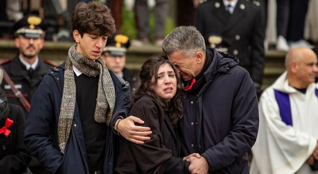 Funerale di Giulia Cecchettin, la cerimonia ridotta a Saonara. Le parole della sorella Elena: «Ti vedo tra le stelle che fai a metà del gelato con la mamma»