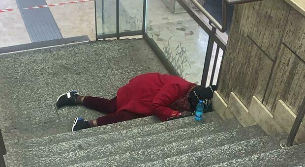Roma, donna cade dalle scale e rimane ferita alla Metro Anagnina: ambulanza arriva dopo oltre 3 ore