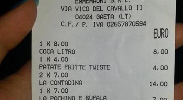 Un litro di Cola a otto euro, lo scontrino della ​pizzeria: "Ma è normale pagare così tanto?"